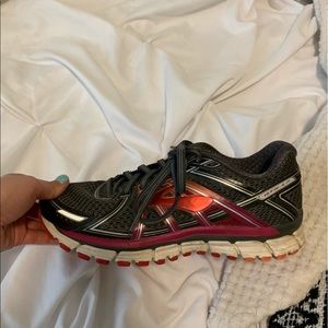 Women’s brooks tennis shoes